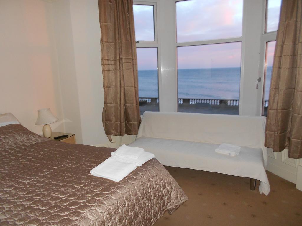 Marlborough Guest Accommodation Уитли-Бей Экстерьер фото