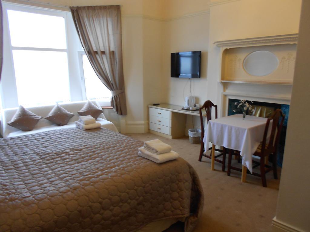 Marlborough Guest Accommodation Уитли-Бей Экстерьер фото